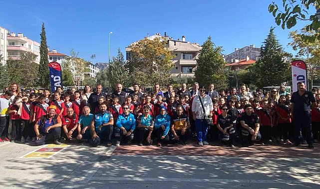 Emirbeyazıt İlkokulu'nda deprem tahliye tatbikatı gerçekleştirildi