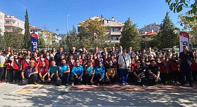 Emirbeyazıt İlkokulu'nda deprem tahliye tatbikatı gerçekleştirildi