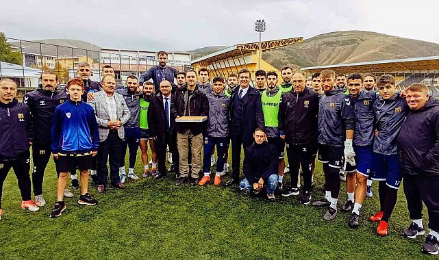 Emniyet Müdürü Erkol'dan Bayburtsporlu oyuncalara tatlı ikramı