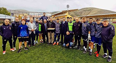 Emniyet Müdürü Erkol'dan Bayburtsporlu oyuncalara tatlı ikramı