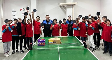 Emniyetten çocuklara tenis kursu
