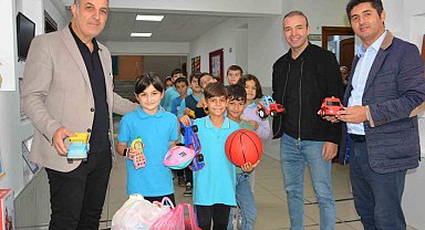 En kıymetli oyuncaklarını kardeşleriyle paylaştılar