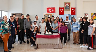 Engelsiz Yaşam Merkezi'nde doğum günü kutlaması