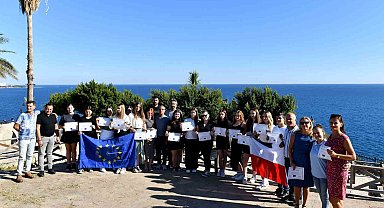 Erasmus projesi ile Antalya'ya gelen gençler, Muratpaşa'dan sertifikalarını aldı