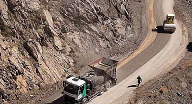 Erzincan'da kış öncesi köy yolları sıkıntısız ulaşıma hazır hale getirildi