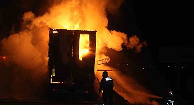 Erzincan'da tırın dorsesi yandı