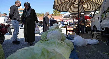 Erzincan'da turşuluk ve yemeklik lahanalar tezgahta yerini aldı