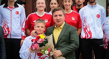 Erzincanlı sporcular Vali Aydoğdu'yu ziyaret etti