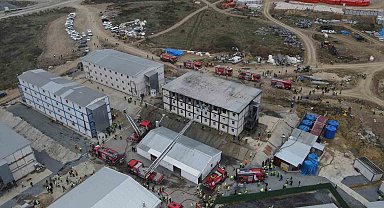 Esenler'de kentsel dönüşüm alanında korkutan yangın