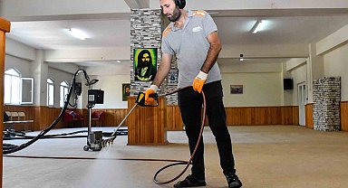 Esenyurt Belediyesi ibadethaneleri dip köşe temizliyor