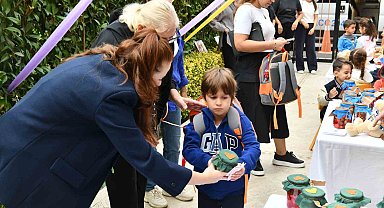 Esenyurt'ta minik ellerin ürettiği turşular sokak hayvanları için mamaya dönüştü