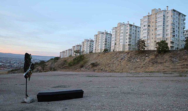 Eskişehir'de arazinin ortasına bırakılan tabut ve çelenk görenleri tedirgin etti