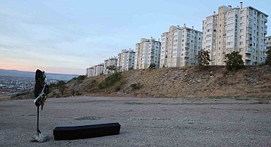 Eskişehir'de arazinin ortasına bırakılan tabut ve çelenk görenleri tedirgin etti