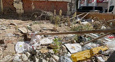 Eskişehir'de boş araziye atılan çöplere tepki