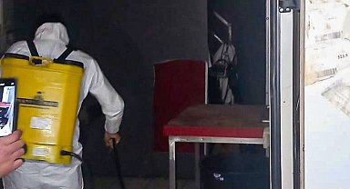 Etlerin çürüyüp koktuğu kasap dükkanını Efeler Belediyesi temizledi