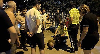 Ev sahibinin misafirlikte olduğu eve girmeye çalışan hırsız komşular tarafından yakalandı