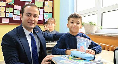 Evdeki eşyaların depreme karşı sabitlendiği kapıdaki çıkartmadan anlaşılacak