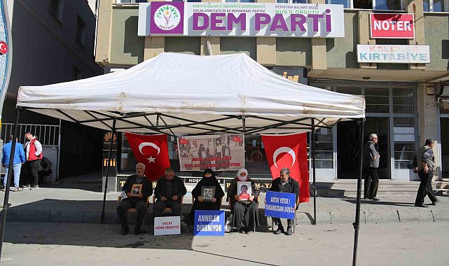 Evlat nöbetindeki annelerden Bahçeli'nin çağrısına destek
