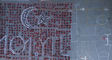 Evlerinde yetiştirdikleri 101 çiçekle ay yıldızlı koreografiye renk kattılar