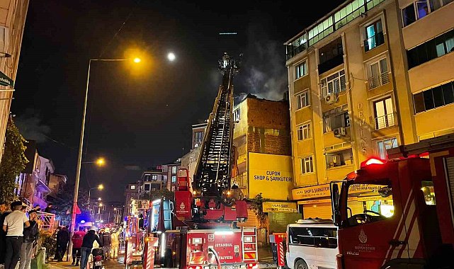 Eyüpsultan'da korkutan yangın: Apartmanın çatısı alev alev yandı