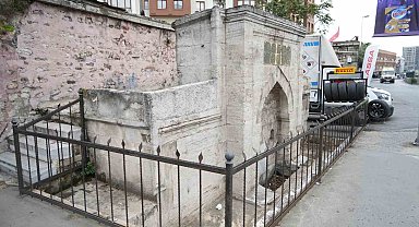 Eyüpsultan'da oto lastik dükkanı olarak kullanılan 400 yıllık yapı havadan görüntülendi