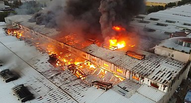 Fabrika yangını yeniden alevlendi: Alevler metrelerce yükseldi