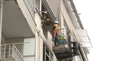 Fatih'te banyosu çöken 50 yıllık binanın yıkımına başlandı