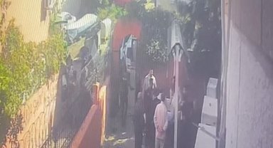 Fatih'te cenaze namazı kılınan adamın yaşadığının belirlenmesinin ardından yaşananlar kamerada