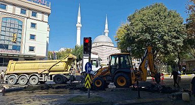 Fatih'te İSKİ'ye ait su borusu patladı: Su metrelerce havaya fışkırdı