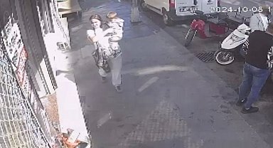 Fatih'te kadın hırsız kucağındaki bebekle iş yerine girdi, kask çaldı: O anlar kameraya yansıdı