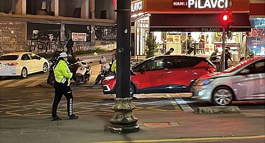 Fatih'te yolun karşısına geçmeye çalışan adama tramvay çarptı