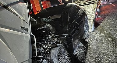 Feci kaza kamerada: Ters şeritten ilerleyen otomobil tırla böyle çarpıştı