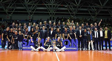 Fenerbahçe Kadın Voleybol Takımı, şampiyonluk kupasını kaldırdı