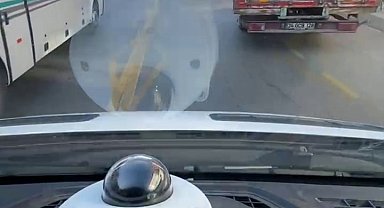 Fermuar sistemi ile ambulansa yol verildiği anlar kamerada