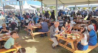 Festivalin en minik ziyaretçisi Adana kebabı ile avutuldu