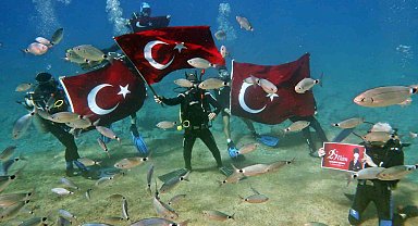 Fethiye'de Cumhuriyet Bayramı'nı deniz dibinde kutladılar