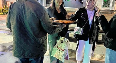 FETÖ elebaşı Gülen'in ölümü nedeniyle sokaklarda tatlı dağıttı