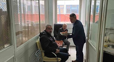 FETÖ liderinin ölüm haberi üzerine tatlı dağıttılar