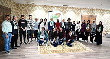 Filistinli tıp öğrencileri Rektör Savaş'ı ziyaret etti