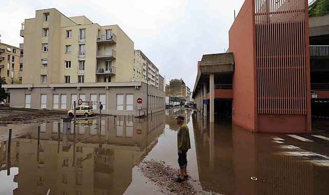 Fransa'da sel: Araçlar sürüklendi, sokaklar sular altında kaldı