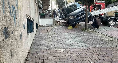 Fren yerine gaza bastı, otomobil devrildi: Öğrenciler aracın altında kalmaktan son anda kurtuldu