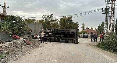 Freni boşalan kamyon duvara vurarak durabildi