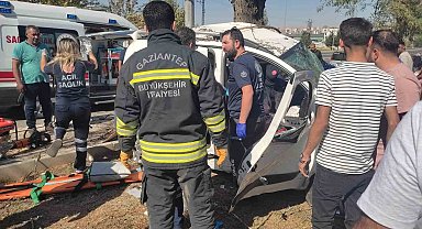 Gaziantep'te kontrolden çıkan araç ağaca çarparak durabildi: 2 yaralı