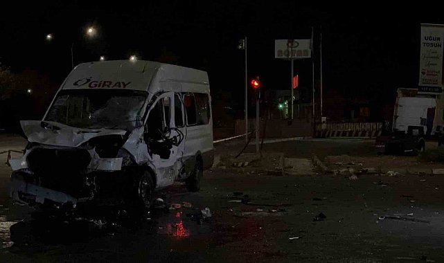Gaziantep'te tır işçi servisine çarptı: 3'ü ağır 13 yaralı