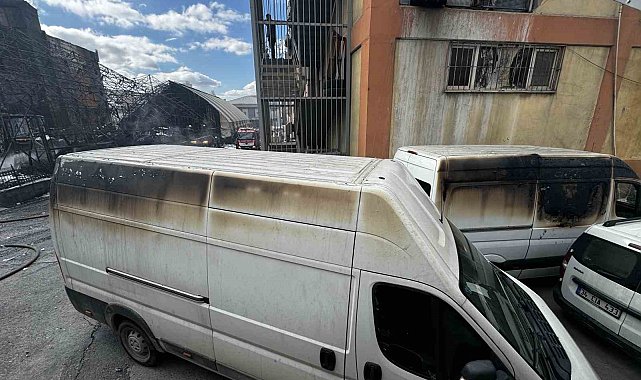Gaziosmanpaşa'da halı sahadan iş hanına sıçrayan yangın söndürüldü