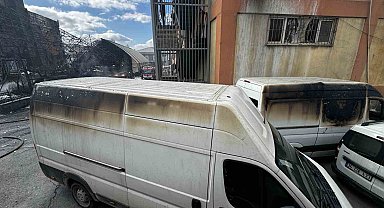 Gaziosmanpaşa'da halı sahadan iş hanına sıçrayan yangın söndürüldü