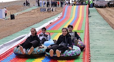 Gedizli öğrenciler Türkiye'nin en uzun renkli kaydırağında unutulmaz bir gün geçirdi