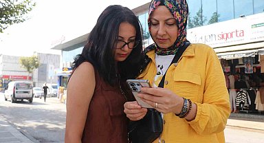 Genç kızın telefonunu çantadan çaldı, hiçbir şey olmamış gibi yoluna devam etti