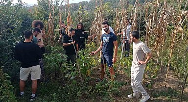 Gençler toprakla uğraşıp stres atıyor