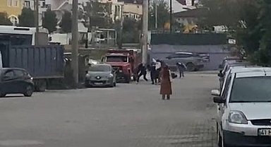 Gençlerin bıçaklı sopalı kavgası kanlı bitti: 1'i ağır 2 yaralı